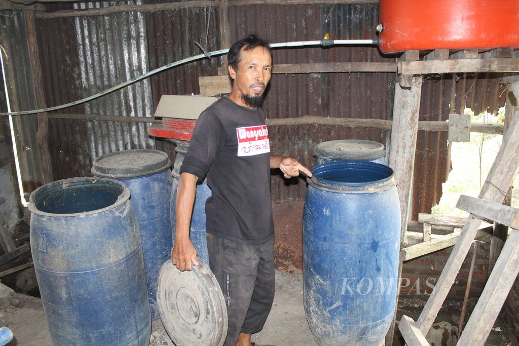 Rojai, a local farmer, shows a drum containing fermented cow urine in Tegalkarang Village, Palimanan District, Cirebon Regency, West Java, on Wednesday (2/28/2024). The urine is used as liquid organic fertilizer to enhance plant growth.
