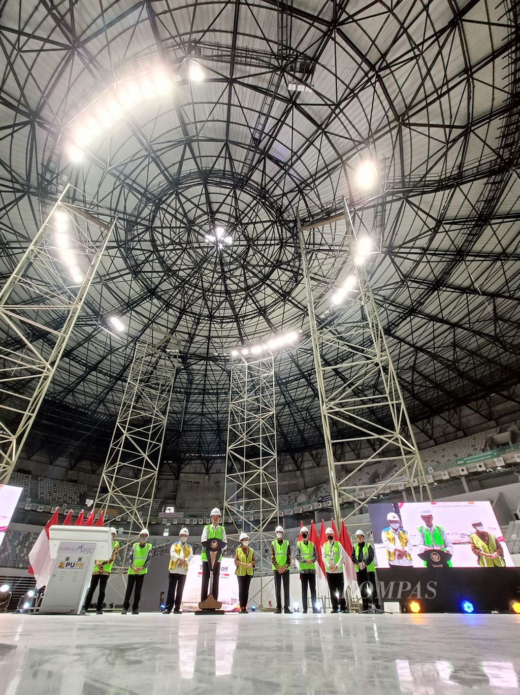 Presiden Joko Widodo didampingi sejumlah menteri saat melakukan Topping Off Indoor Multifunction Stadium (IMS) Gelora Bung Karno, Jakarta, Jumat (13/1/2023). IMS rencananya akan digunakan sebagai venue Piala Dunia FIBA 2023 (FIBA World Cup 2023) pada 25 Agustus - 10 September. Indonesia akan menjadi tuan rumah bersama Jepang dan Filipina. IMS memiliki kapasitas 16.253 tempat duduk. Tempat ini bisa berfungsi untuk event-event olahraga seperti basket, badminton, futsal, voli, dan juga bisa dipakai untuk festival budaya dan seni pertunjukan serta konser-konser musik dengan kapasitas yang sangat besar. 