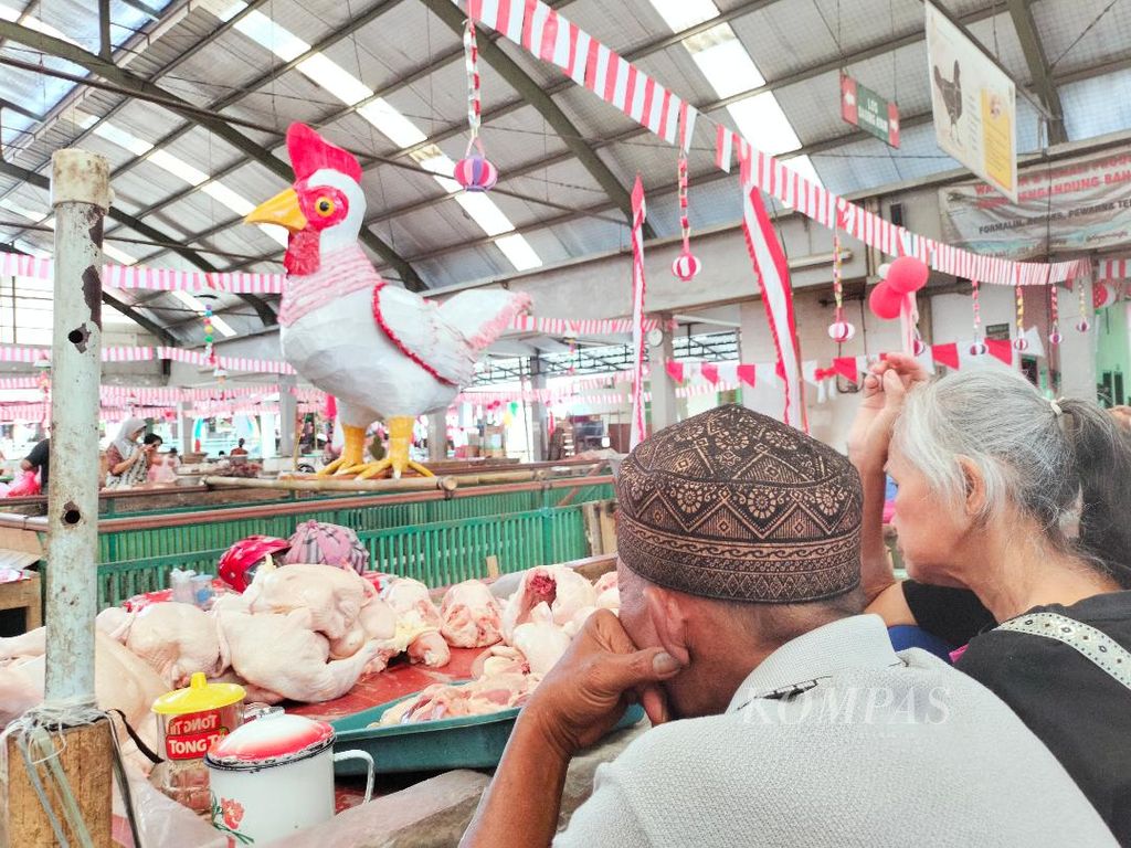 Patung ayam yang terbuat dari rangka kayu, berbahan kertas dan karton, tampak mencolok, menghiasi bagian tengah blok pedagang daging ayam di Pasar Rejowinangun, Kota Magelang, Jawa Tengah, Rabu (10/8/2022).