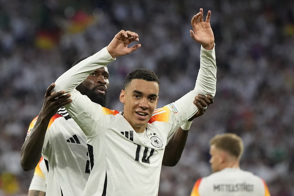 Pemain muda Jerman, Jamal Musiala, merayakan gol yang dicetaknya ke gawang Skotlandia pada laga pembuka Piala Eropa 2024 di Muenchen, Sabtu (15/6/2024) dini hari WIB. 