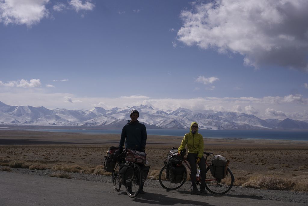 Diego Yanuar dan Marlies Fennema di sebelah Danau Karakul, Jalur Pamir, Tajikistan. Mereka beristirahat sejenak dalam perjalanan bersepeda dari Nijmegen, Belanda, ke Jakarta, Indonesia, pada April 2018-Februari 2019 dengan melintasi 21 negara. 