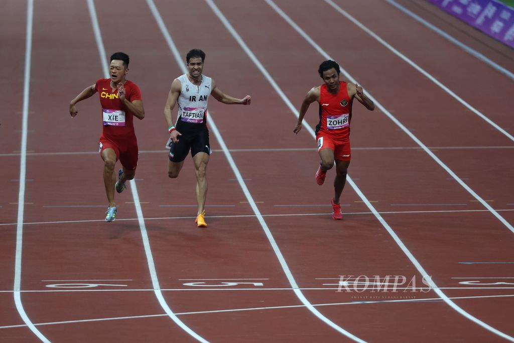 Pelari Indonesia, Lalu Muhammad Zohri (kanan); pelari Iran, Hassan Taftian (tengah); dan pelari China, Xie Zhenye (kanan), beraksi dalam final nomor 100 meter putra Asian Games Hangzhou 2022 di Stadion Utama Hangzhou, Provinsi Zhejiang, China, Sabtu (30/9/2023). Zohri berada di urutan ke-6 dengan catatan waktu 10,16 detik, sedangkan emas diraih pelari tuan rumah Xie Zhenye dengan catatan waktu 9,97 detik.
