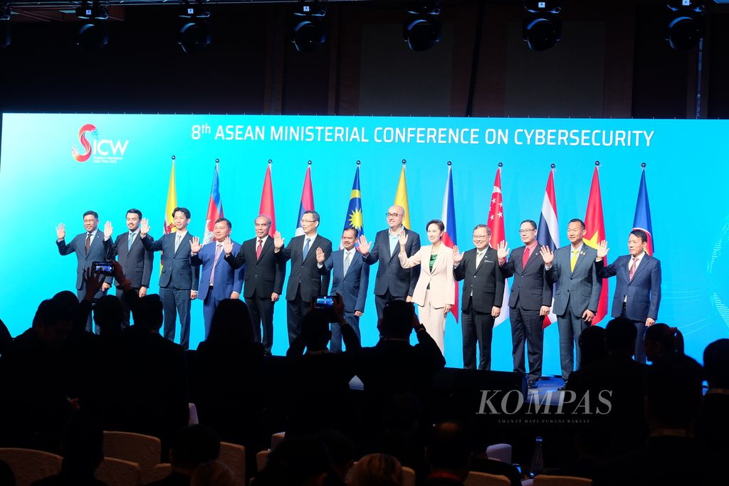 Representatives from ASEAN member states took a group photo during the opening of the 8th ASEAN Ministerial Conference on Cybersecurity, as part of the Singapore International Cyber Week 2023 in Singapore, on Wednesday (18/10/2023). Indonesia was represented by the head of the National Cyber and Cryptography Agency, retired Lieutenant General Hinsa Siburian (fifth from the left). Meanwhile, Singapore's Minister of Communications and Information, Josephine Teo, represented the host country.