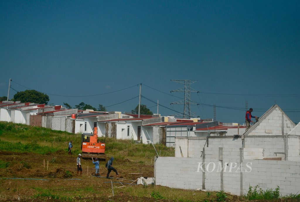 Alat berat dan pekerja dikerahkan untuk membuka lahan baru bagi pembangunan perumahan bersubsidi di Kecamatan Kaliwungu, Kebupaten Kendal, Jawa Tengah, Rabu (18/5/2022). Penyediaan rumah murah ini memberikan kemudahan fasilitas bagi pekerja untuk memilikinya. 