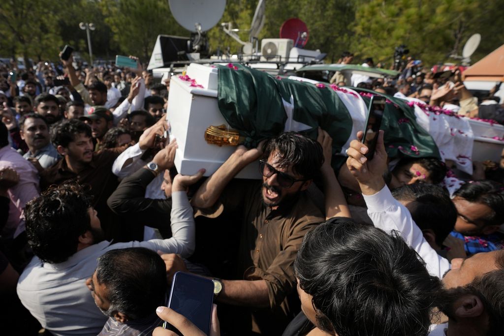 Massa mengiringi upacara pemakaman Arshad Sharif, wartawan Pakistan, di Islamabad, Kamis (27/10/2022). Sharif tewas tertembak polisi saat melakukan tugas jurnalistik di Kenya. 