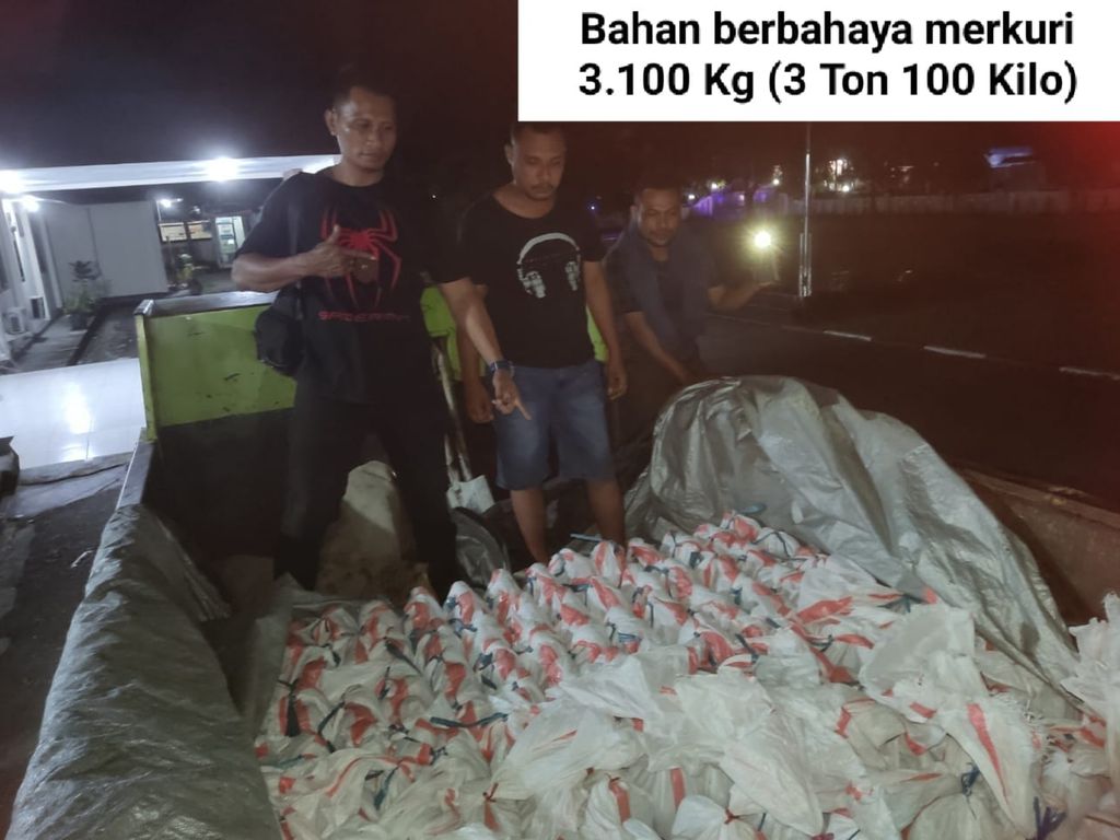 Barang bukti 3,1 ton merkuri yang diamankan polisi di Piru, Kabupaten Seram Bagian Barat, Maluku, Senin (23/5/2022). Tiga pelaku ditahan. 