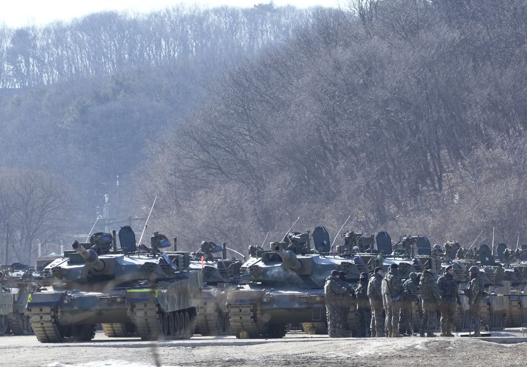 Tentara Korea Selatan berkumpul di samping kendaraan lapis baja mereka selama latihan militer di Paju, Korea Selatan, dekat perbatasan dengan Korea Utara, Rabu (24/1/2024). Militer Korea Selatan mengatakan Korea Utara menembakkan beberapa rudal jelajah ke perairan baratnya.