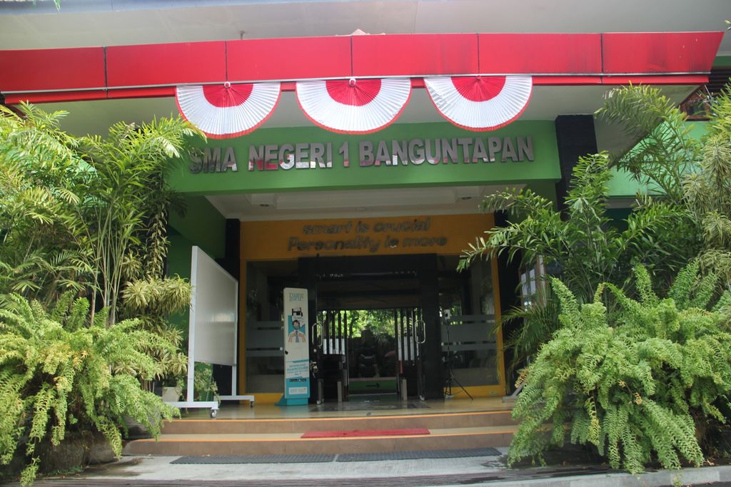 Suasana SMA Negeri 1 Banguntapan, Kabupaten Bantul, Daerah Istimewa Yogyakarta, Senin (8/8/2022). Selama beberapa hari terakhir, sekolah tersebut menjadi bahan perbincangan karena adanya dugaan pemaksaan pemakaian jilbab yang dilakukan guru kepada seorang siswi.
