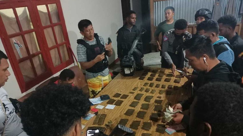 Ratusan butir amunisi yang disita polisi dari seorang warga bernama Albert Nagen di Distrik Elelim, Kabupaten Yalimo, Papua, Rabu (29/6/2022).