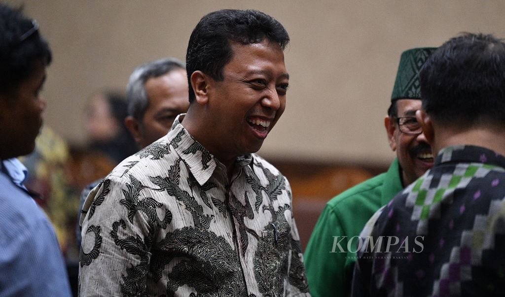 Terdakwa Muhammad Romahurmuziy, mantan Ketua Umum Partai Persatuan Pembangunan (PPP), meninggalkan persidangan setelah mengajukan eksepsi dalam sidang di Pengadilan Tindak Pidana Korupsi (Tipikor) Jakarta, Senin (23/9/2019).