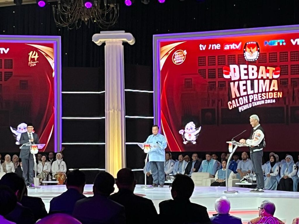 Ketiga calon presiden Indonesia, yaitu Anies Baswedan, Prabowo Subianto, dan Ganjar Pranowo, dalam debat terakhir yang digelar di Jakarta Convention Center, Minggu (4/2/2024) malam. Ketiganya sepakat mengenai pentingnya peningkatan kesejahteraan dan kompetensi guru dan dosen.