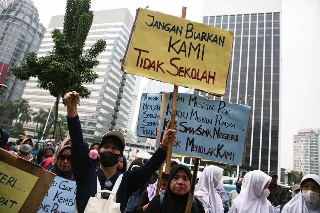 Orangtua dan siswa berunjuk rasa di depan Kementerian Pendidikan, Kebudayaan, Riset, dan Teknologi di Jakarta, Jumat (11/8/2023). Unjuk rasa tersebut menyoroti sistem penerimaan peserta didik baru (PPDB) Kota Depok yang, Jawa Barat, menyisihkan calon siswa kurang mampu karena sistem zonasi.