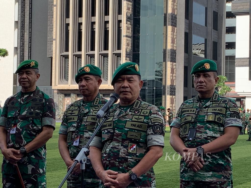 Kepala Staf TNI Angkatan Darat Jenderal Dudung Abdurachman (tengah) dalam jumpa pers sebelum Rapat Pimpinan TNI AD di Jakarta, Rabu (2/3/2022).