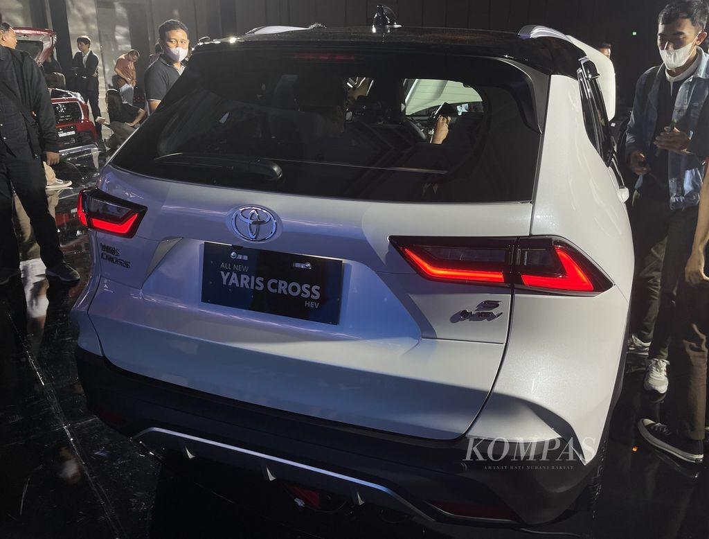 Bagian buritan Toyota Yaris Cross terkesan maskulin. Mobil baru ini diluncurkan di Jakarta, Senin (15/5/2023).