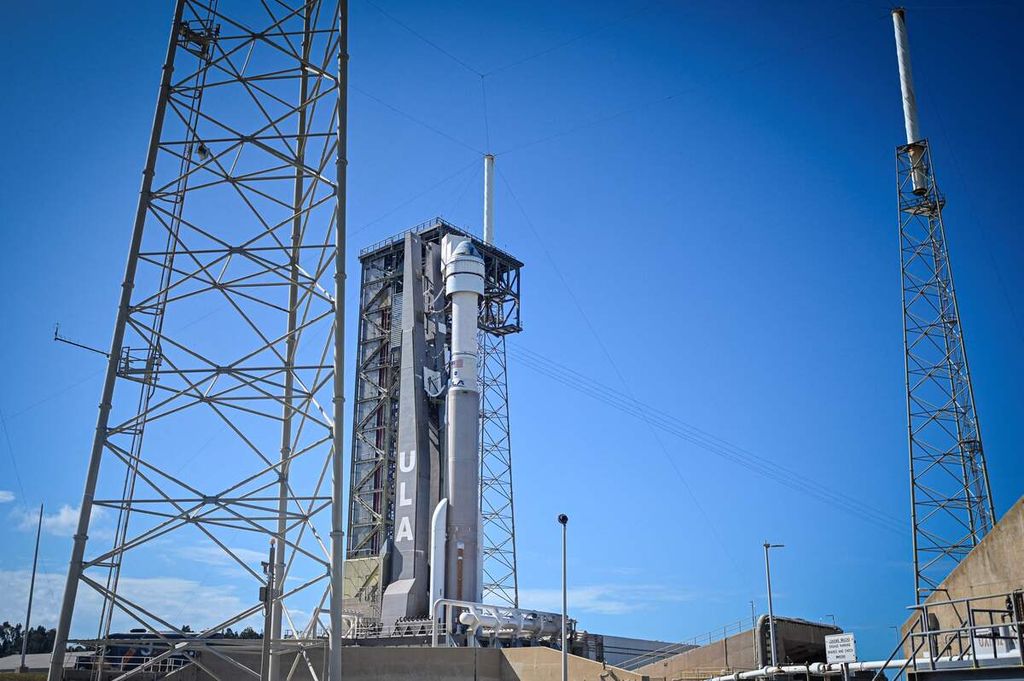 Roket Atlas V milik The United Launch Alliance (ULA) terlihat di Pusat Luar Angkasa Kennedy di Cape Canaveral, Florida, AS, 5 Mei 2024. 