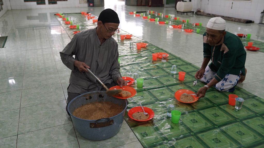 Petugas menyiapkan menu bubur suro untuk berbuka puasa di Masjid Al Mahmudiyah atau dikenal dengan Masjid Suro di 30 Ilir, Kecamatan Ilir Barat II, Palembang, Sumatera Selatan, Kamis (23/3/2023). 