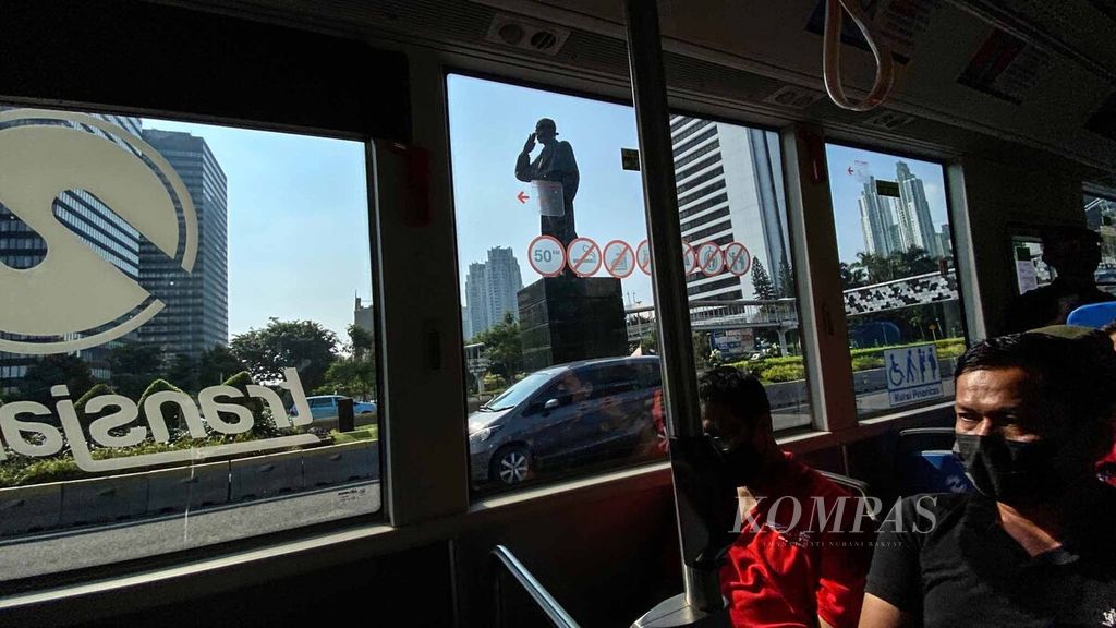 Bus Listrik Transjakarta X Higer Berpelanggan melintasi Patung Jenderal Sudirman, Jakarta, Jumat (17/9/2021).