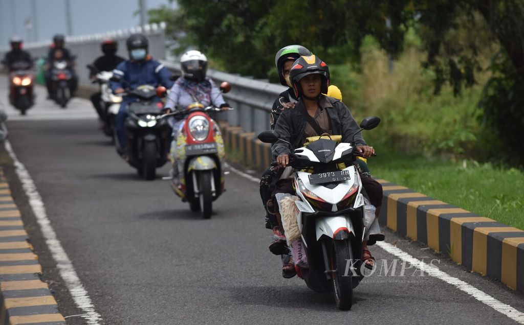 Pesepeda motor tiba di Pulau Madura setelah melewati Jembatan Suramadu di Kabupaten Bangkalan, Pulau Madura, Jawa Timur, Rabu (27/4/2022). 
