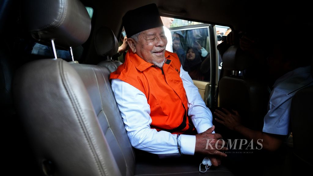 Gubernur Maluku Utara Abdul Ghani Kasuba yang tertangkap Operasi Tangkap Tangan (OTT) oleh Komisi Pemberantasan Korupsi (KPK) ketika masuk mobil tahanan di Gedung KPK, Jakarta, Rabu (20/12/2023). 