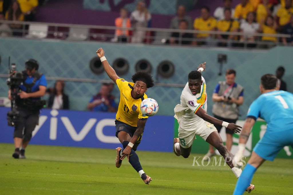 Pemain Senegal, Ismaila Sarr (kanan), berebut bola dengan pemain Ekuador, Angelo Preciado, di pertandingan terakhir fase Grup A Piala Dunia 2022 di Stadion Khalifa, Qatar, Selasa (29/11/2022).  
