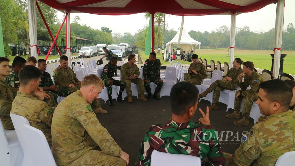 Para prajurit TNI dan prajurit Australia berkumpul bersama membicarakan berbagai hal, mulai dari dunia kemiliteran hingga kepribadian, dalam rangkaian Super Garuda Shield 2022, di Puslatpur Baturaja, Oku Timur, Sumatera Selatan, Rabu (3/8/2022).