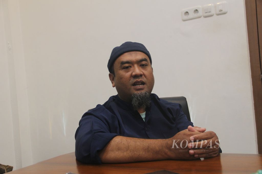 Hadi Masykur, bekas anggota organisasi teroris Jamaah Islamiyah, berbicara dalam acara pemutaran film dokumenter <i>Kembali ke Titik</i>, Jumat (7/4/2023), di Yogyakarta. Film <i>Kembali ke Titik</i> berkisah tentang perjalanan hidup Hadi yang telah mengalami proses deradikalisasi.