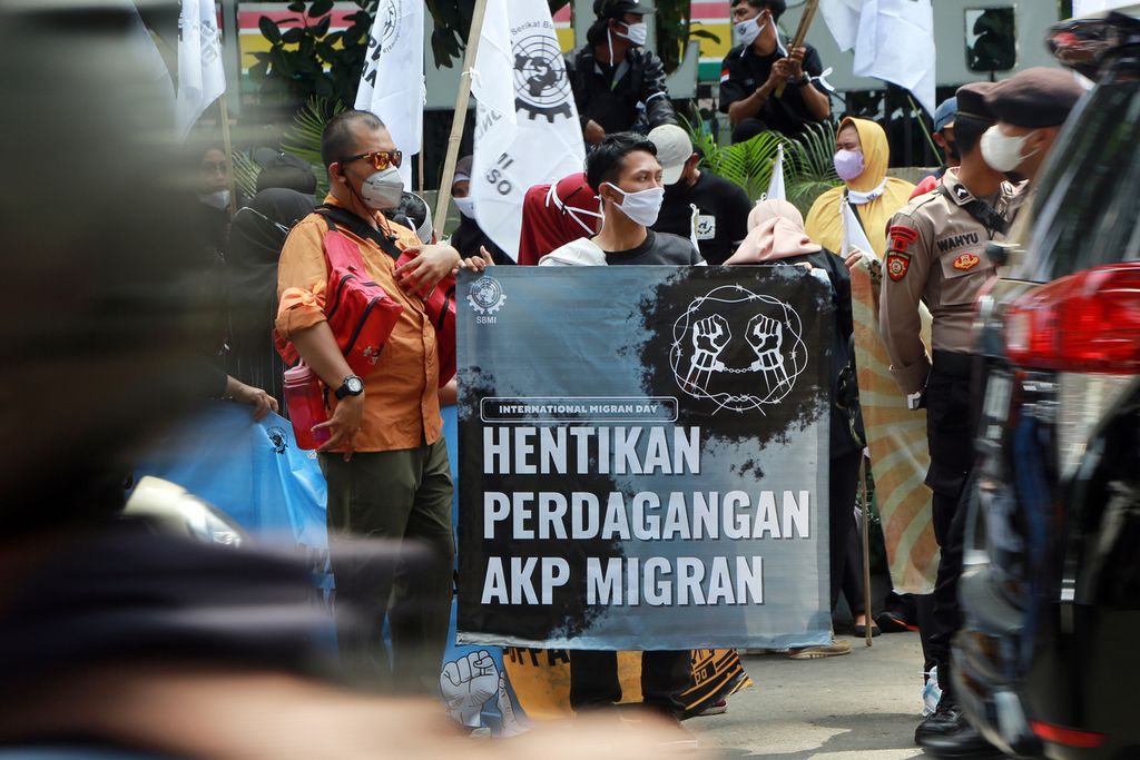 Pekerja migran melakukan aksi di depan Kementerian Perhubungan, Jakarta Pusat, Senin (19/12/2022). Ratusan orang dari sejumlah daerah di Indonesia yang tergabung dalam Serikat Buruh Migran Indonesia (SBMI) serta gabungan delapan organisasi menggelar aksi memperingati Hari Migran Internasional yang setiap tahun jatuh pada 18 Desember.