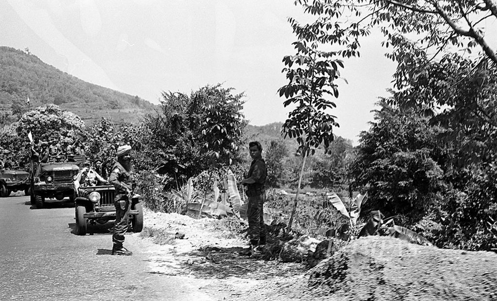 Adegan pasukan Gurkha menyerang daerah pegunungan kapur Raja Mandala, Cipatat, dekat Padalarang, saat pembuatan film <i>Bandung Selatan Lautan Api</i>, Agustus 1974. 