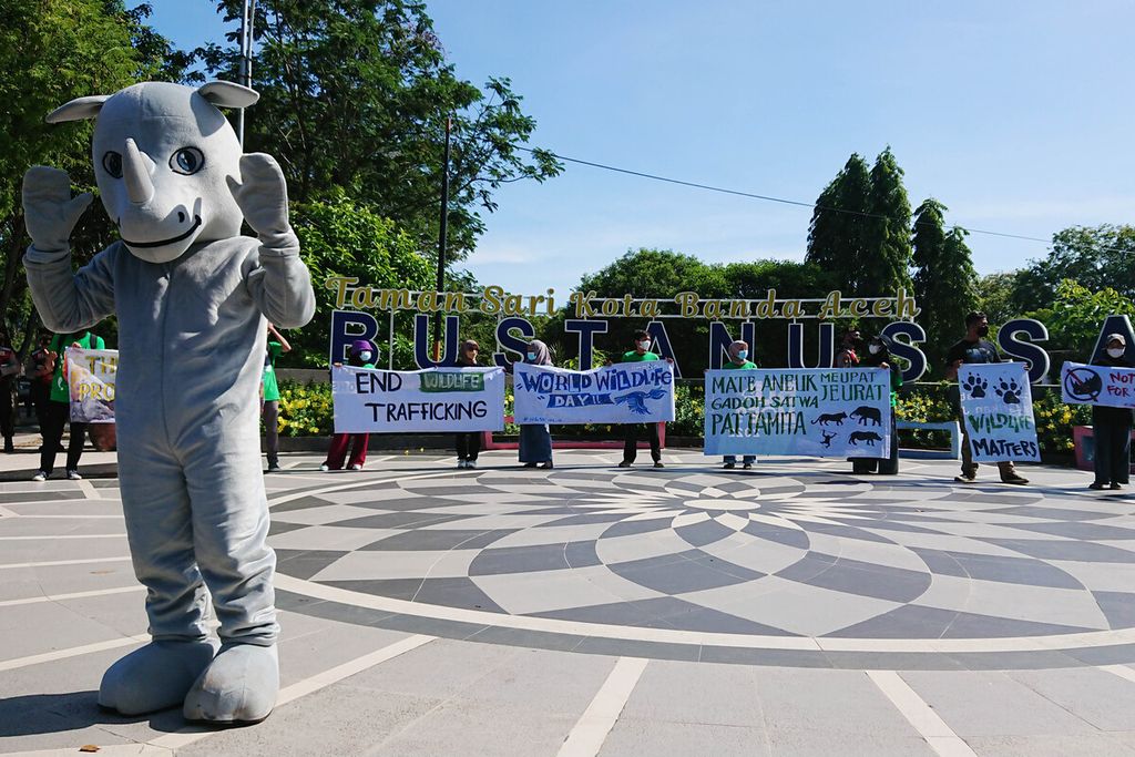 Aktivis lingkungan dari Yayasan Hutan Alam Lingkungan Aceh melakukan aksi kampanye perlindungan satwa lindung, Jumat (4/3/2022), di Kota Banda Aceh, Provinsi Aceh. Kampanye tersebut dalam rangka memperingati Hari Perlindungan Satwa Liar Sedunia yang diperingati setiap 3 Maret. Perburuan dan perdagangan satwa lindung di Aceh yang masif menjadi ancaman terhadap keberlangsungan hidup satwa lindung