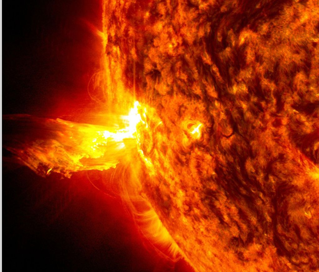 Suar Matahari dan ledakan material Matahari dilepaskan ke sekitar lingkungan Matahari saat terjadi peningkatan aktvitas Matahari pada 20 Juni 2013.