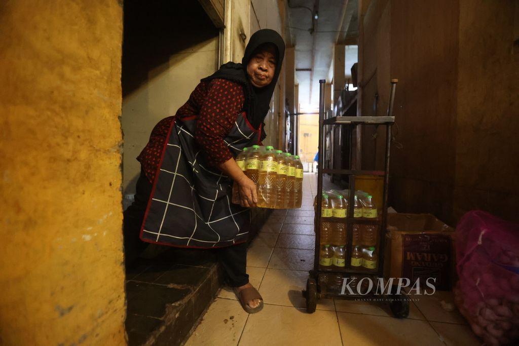 Pedagang bersiap menyimpan minyak goreng Minya Kita yang didistribusikan di Pasar Beringharjo, Yogyakarta, Kamis (16/2/2023). 