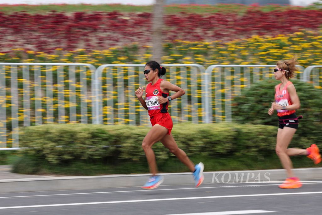 Pelari jarak jauh Indonesia, Odekta Elvina Naibaho (kiri), tampil dalam maraton putri Asian Games Hangzhou 2022 mengelilingi Qiantang River Green Belt di Provinsi Zhejiang, China, Kamis (5/10/2023). Odekta berada di urutan ke-10 dengan catatan waktu 2 jam 37 menit 51 detik. 