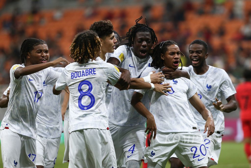 Selebrasi gol pemain Perancis yang dicetak oleh Mathis Amougou (dua kanan) saat menghadapi Korea Selatan dalam laga penyisihan Grup E Piala Dunia U-17 2023 di Stadion Internasional Jakarta (JIS), Jakarta, Rabu (15/11/2023) malam. Perancis menang 1-0.