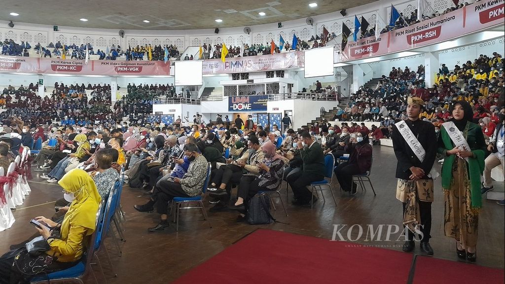 Mahasiswa dari sejumlah perguruan tinggi menghadiri pembukaan Pekan Ilmiah Mahasiswa Nasional (Pimnas) Ke-35 di Universitas Muhammadiyah Malang, Malang, Jawa Timur, Rabu (30/11/2022) malam.