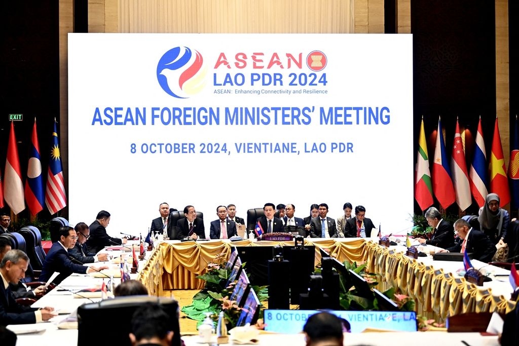 Menteri Luar Negeri Laos Saleumsay Kommasith (tengah) memimpin Pertemuan Menteri Luar Negeri ASEAN di Vientiane, Laos, Selasa (8/10/2024).