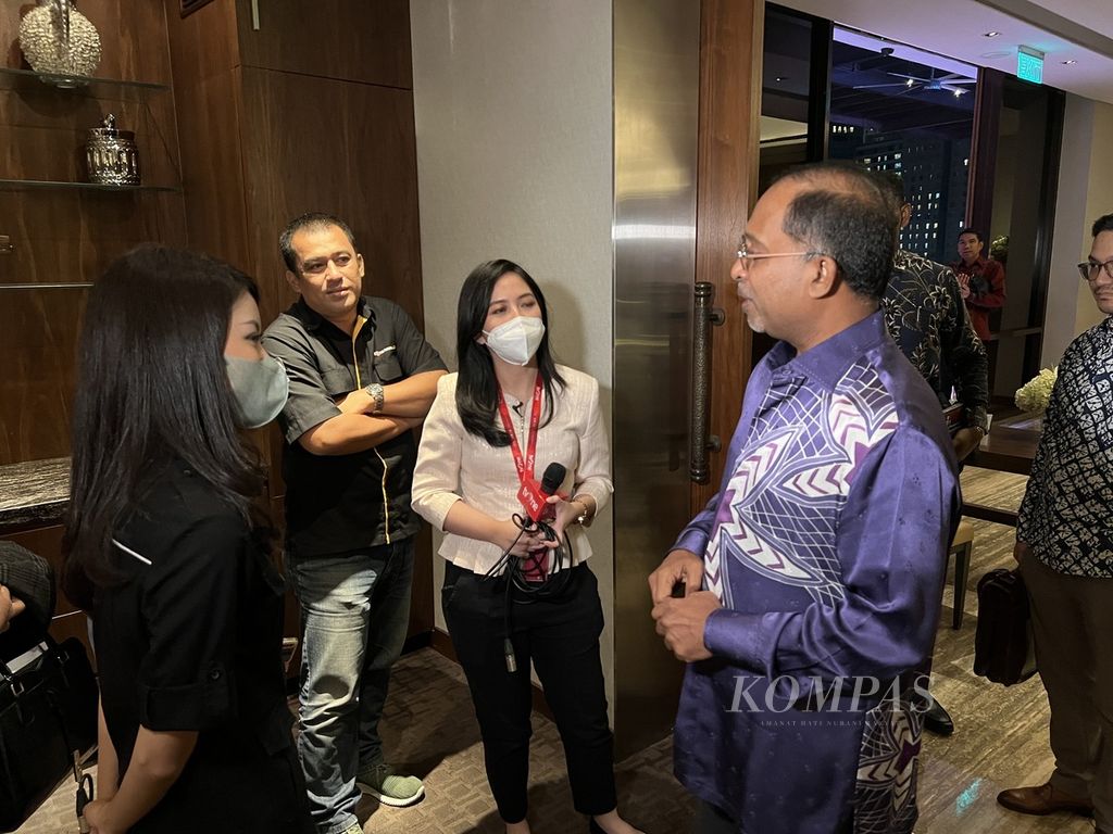 Malaysian Minister of Foreign Affairs Zambry Abdul Kadir (right, in a purple shirt) talks with a number of journalists during a visit to Jakarta, Friday (30/12/2022). Zambry explained some of the latest policies by the Government of Malaysia, including the issue of Indonesian migrant workers, ASEAN and palm oil products.
