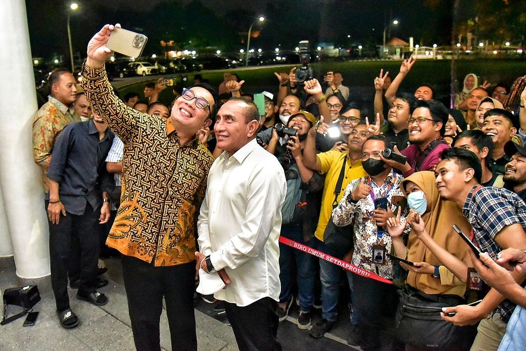 Gubernur Jawa Barat Ridwan Kamil berswafoto bersama Gubernur Sumatera Utara Edy Rahmayadi di Rumah Dinas Gubernur Sumut, Medan (31/2/2023). 