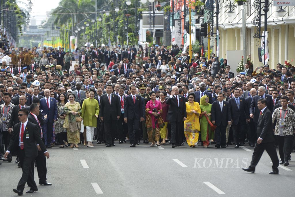 Presiden Joko Widodo dan Ibu Negara Iriana Widodo bersama para pemimpin negara Asia dan Afrika berjalan bersama dalam "Historical Walk" untuk memeringati 60 tahun Konferensi Asia Afrika di Jalan Asia Afrika, Bandung, Jumat (24/4/15). Mereka berjalan dari Hotel Savoy Homann menuju ke Gedung Merdeka.