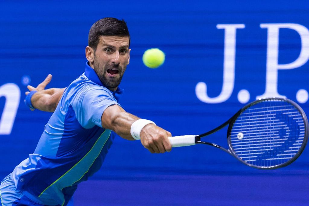 Petenis Serbia Novak Djokovic memukul bola saat melawan Borna Gojo (Kroasia) pada laga babak keempat Grand Slam AS Terbuka di Pusat Tenis Nasional Billie Jean King, New York, Minggu (3/9/2023).