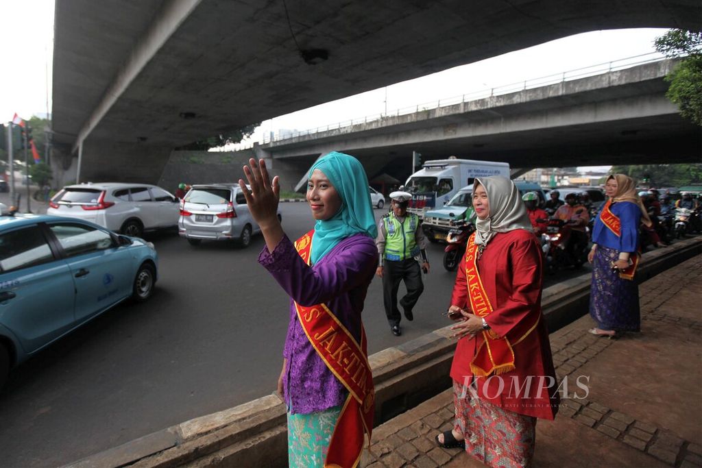 Personel polisi Polres Metro Jakarta Timur mengenakan kebaya saat mengatur arus lalu lintas di Jalan Otto Iskandardinata, Jatinegara, Jakarta Timur, Jumat (20/4/2018). Mereka memakai kebaya untuk memperingati Hari Kartini.