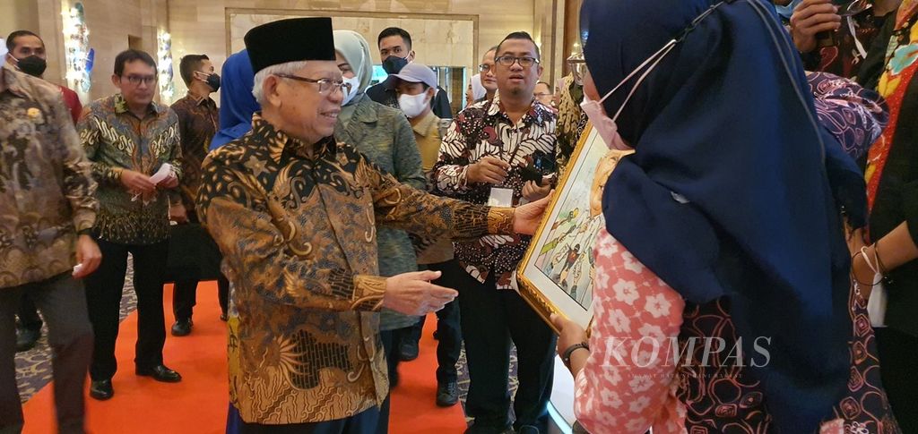 Dalam ulang tahun ke-80, Sabtu (11/3/2023) di Jakarta, Wakil Presiden Maruf Amin juga mendapatkan kado dari wartawan yang sehari-hari meliput kegiatan Wapres. Sebuah karikatur yang disambut semringah.