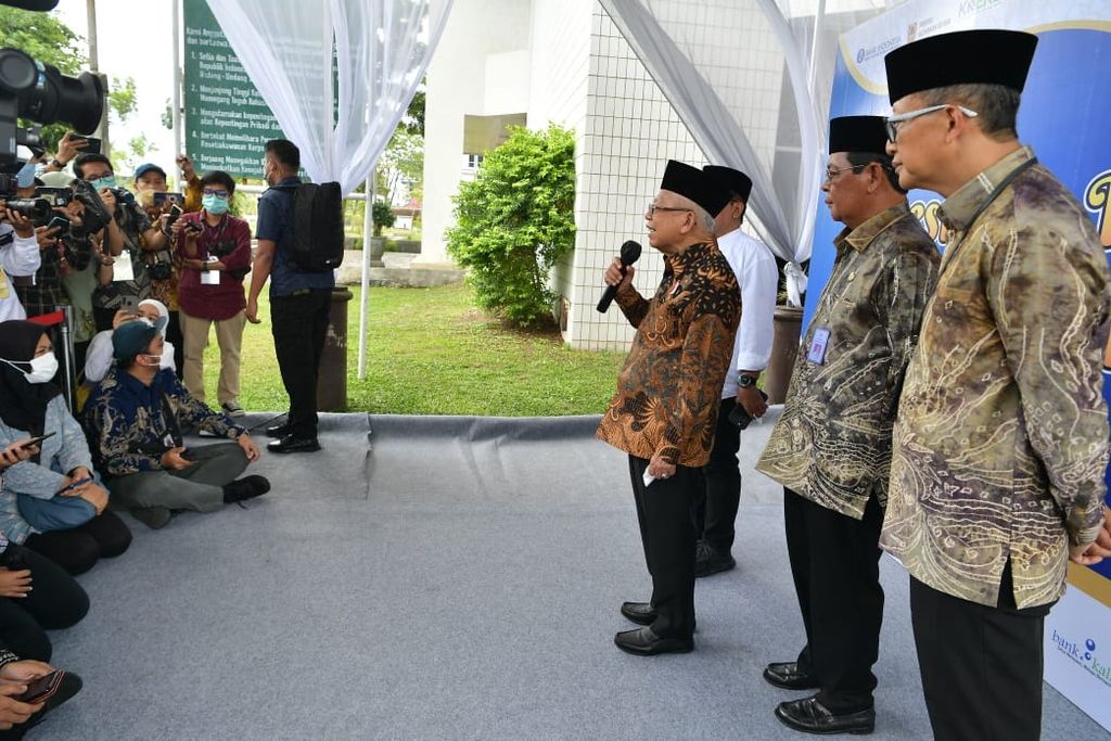 Wakil Presiden Maruf Amin saat menjawab pertanyaan awal media pada sesi keterangan pers seusai menghadiri acara Pengukuhan Komite Daerah Ekonomi dan Keuangan Syariah Provinsi Kalimantan Selatan dan Peresmian Kalsel Nasional Halal Fair 2023 di halaman Kantor Gubernur Kalimantan Selatan, Jalan Jenderal Sudirman Nomor 4, Antasan Besar, Kecamatan Banjarmasin Tengah, Kota Banjarmasin, Kalimantan Selatan, Selasa (11/4/2023). 