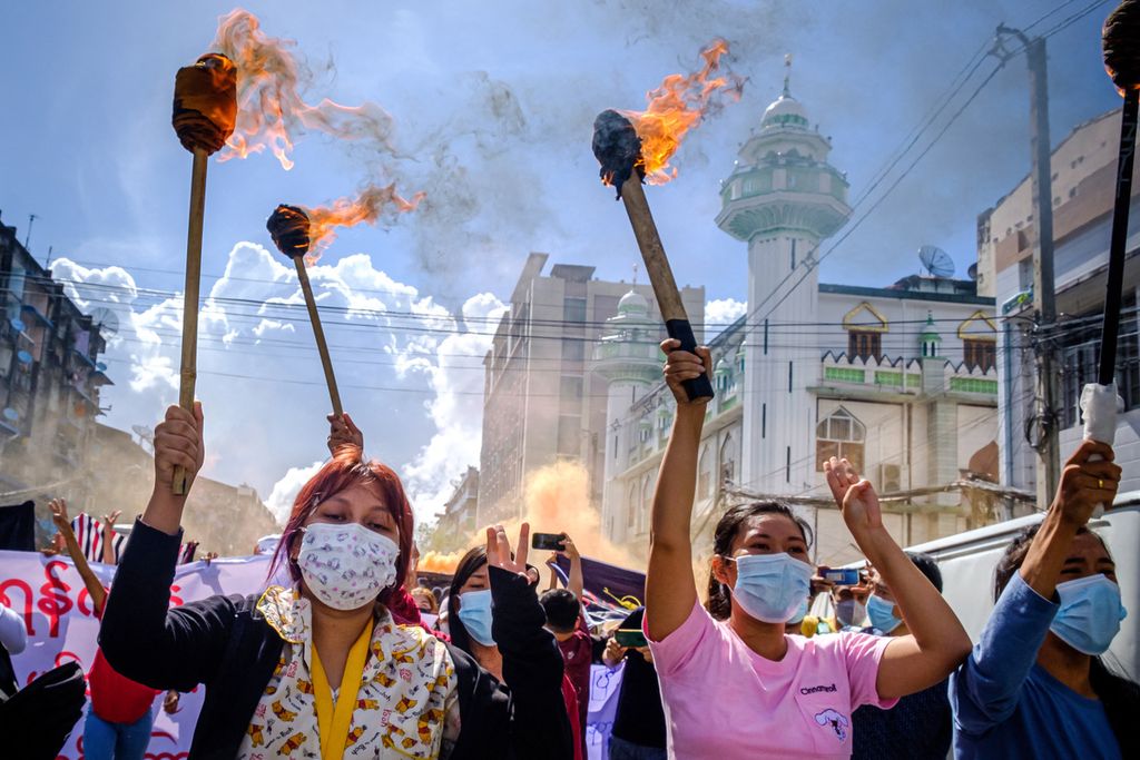 Dalam foto yang direkaman pada Juli 2021 di Yangon, Myanmar ini terlihat warga memprotes kudeta oleh militer Myanmar, Tatmadaw. Sejak kudera 1 Februari 2021, sudah ribuan orang tewas dan ratusan ribu lain terpaksa mengungsi gara-gara Tatmadaw