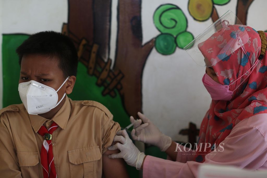 Pelajar menerima suntikan imunisasi <i>diphteria tetanus</i> (Dt) yang diadakan oleh Puskesmas Rawa Bunga, Jatinegara, Jakarta Timur, Rabu (29/9/2021).