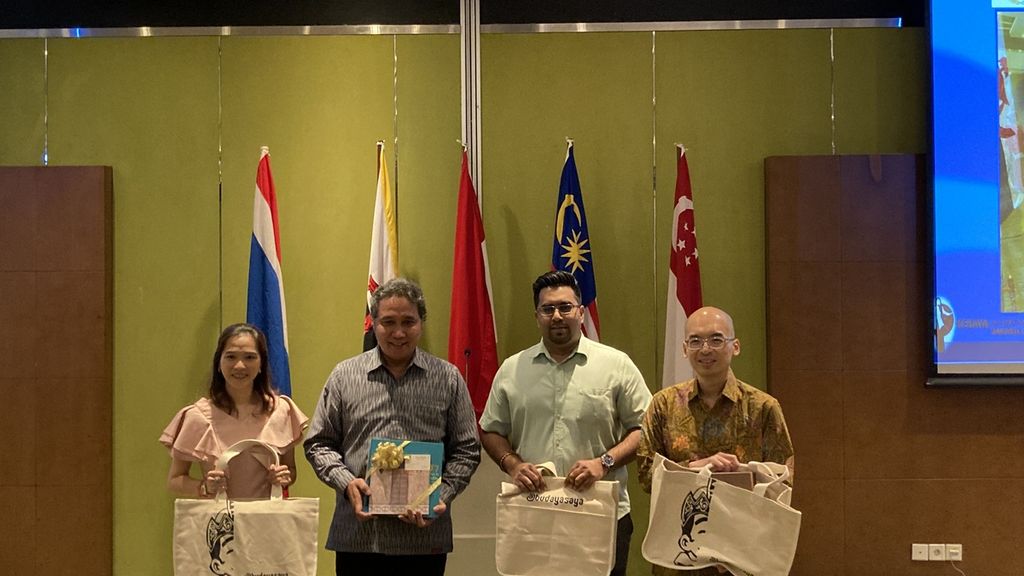 Direktur Jenderal Kebudayaan Kementerian Pendidikan, Kebudayaan, Riset dan Teknologi Hilmar Farid (kedua dari kiri) bersama perwakilan Malaysia, Thailand, dan Singapura di Jakarta, Selasa (7/2/2023). Pada kesempatan ini, disampaikan bahwa Indonesia sepakat untuk mengusulkan kebaya sebagai warisan budaya tak benda ke UNESCO (Organisasi Pendidikan, Ilmu Pengetahuan, dan Kebudayaan Perserikatan Bangsa-Bangsa).