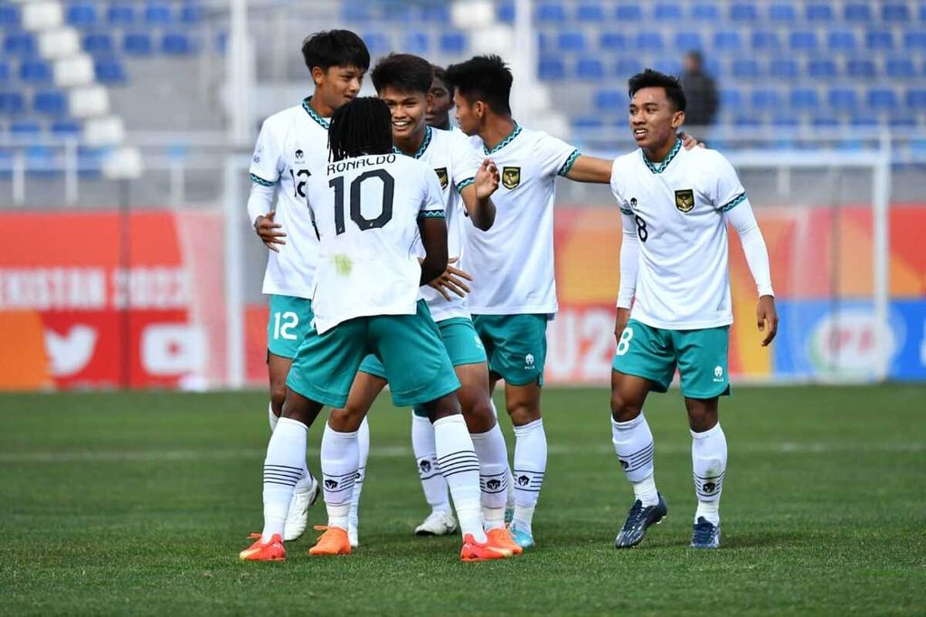Para pemain Indonesia merayakan gol yang dicetak Hokky Caraka ke gawang Suriah pada laga penyisihan Grup A di Tashkent, Uzbekistan, Sabtu (4/3/2023) malam WIB. Indonesia menang, 1-0.