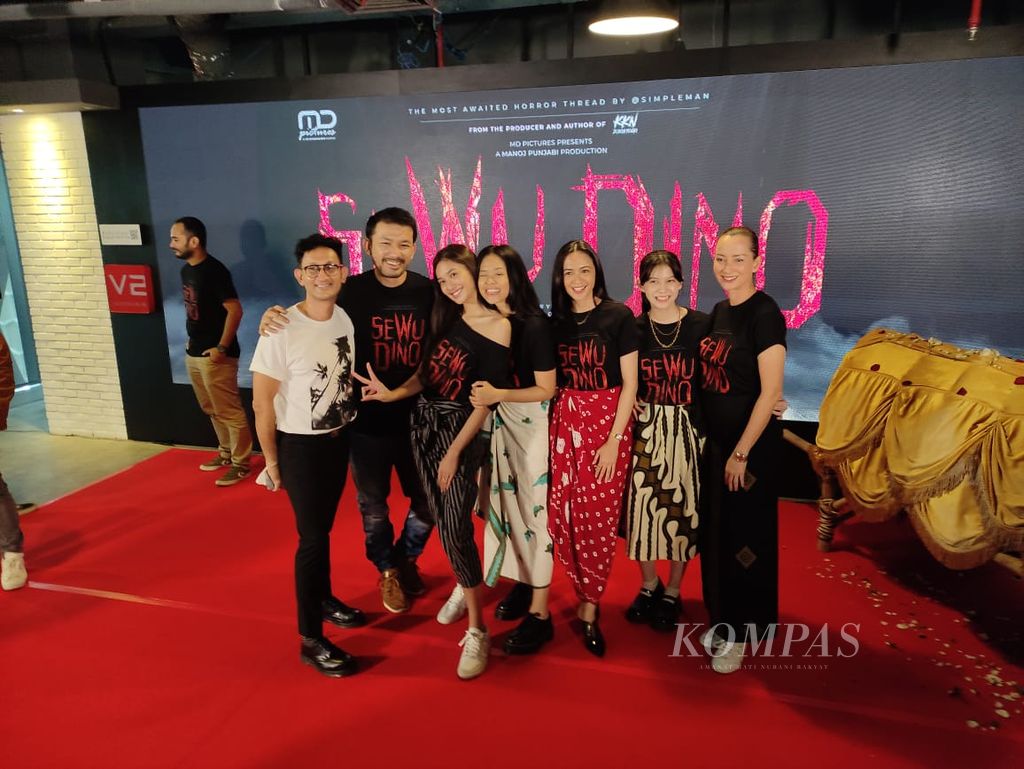 Kerabat kerja <i>Sewu Dino</i>  berfoto bersama seusai syukuran film horor tersebut di Jakarta, 2 Desember 2022.