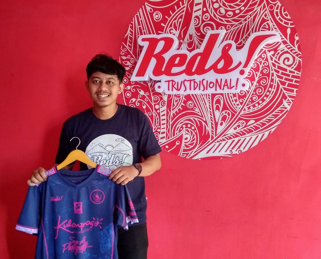  Pemilik Reds Wearmerch, Dwi Mei Sulistya, menunjukkan jersei tandang Persikup Kulon Progo musim 2019.
