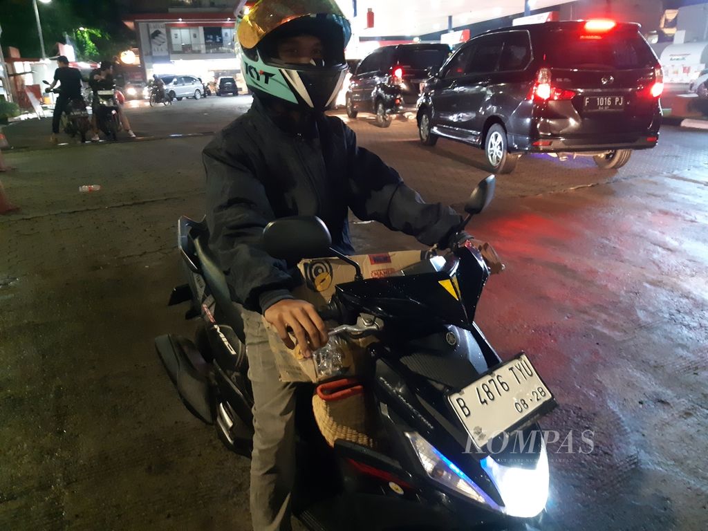  Rizky Adinata (18), warga Bekasi, membawa ayam jago dan pakaian saat kembali ke kampung halaman di Kotabumi, Lampung, Sabtu (6/4/2024). Walau menempuh waktu perjalanan hingga 15 jam, hal itu tidak membuat Rizky mengurungkan niat untuk pulang.