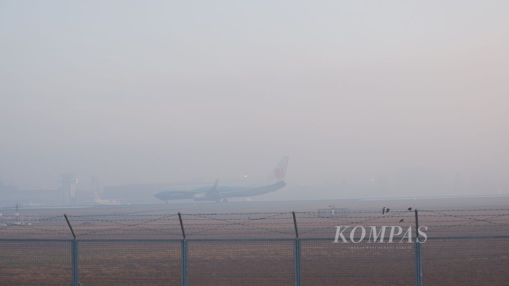 Sebuah pesawat bersiap lepas landas saat kabut asap masih menyelimuti Bandar Udara Syamsudin Noor Banjarmasin di Banjarbaru, Kalimantan Selatan, Rabu (11/9/2019) pagi.